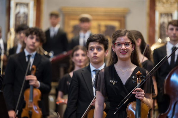La joven violinista Nuria Pérez vive su primer triunfo musical con la orquesta Ensemble Mediterrània 
